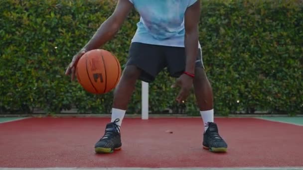 技术娴熟的篮球运动员在街头篮球场上运球 全长的黑人形象 活跃的非洲裔美国人 户外慢镜头 — 图库视频影像