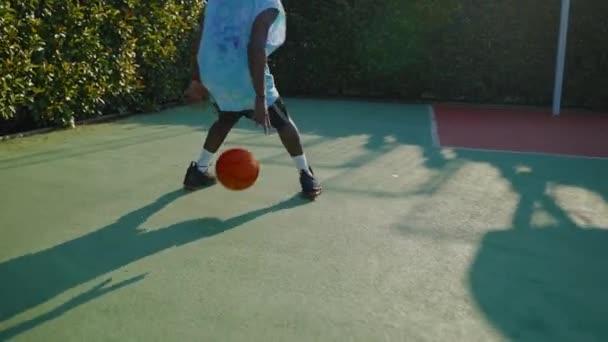 Erfahrener Basketballspieler Dribbelt Ball Und Wirft Zum Korb Zwei Punkte — Stockvideo