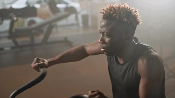 Motive Olmuş Odaklanmış Afrika Kökenli Amerikalı Sporcu Spor Salonunda Sıkı — Stok video