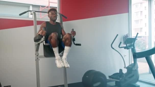 Afroamerikansk Idrottsman Utför Kärnövning Idrottare Gör Vertikala Knähöjningar Gymmet — Stockvideo