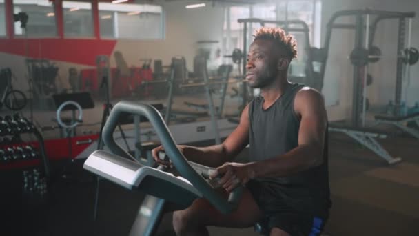 Filmagem Câmera Lenta Jovem Esportista Negro Treinando Bicicleta Exercício Ginásio — Vídeo de Stock