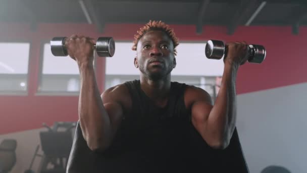 Training Sportschool Armen Schouders Versterken Afro Amerikaanse Atleet Doet Halters — Stockvideo