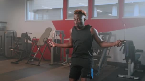 Deportista Afroamericano Haciendo Ejercicio Con Una Cuerda Saltando Gimnasio Lento — Vídeos de Stock