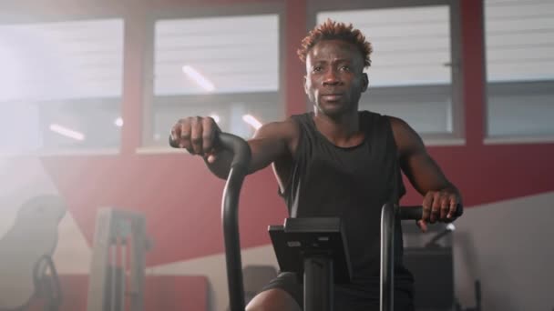 Slow Motion Shot Afroamerikansk Idrottsman Utbildning Luftcykel Fitnesscenter Fokuserad Man — Stockvideo