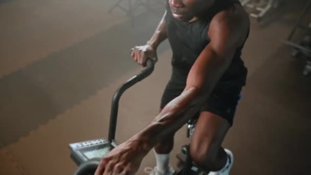 Afrikalı Amerikalı Sporcu Yorgunluğun Üstesinden Geliyor Hava Bisikleti Üzerinde Sıkı — Stok video