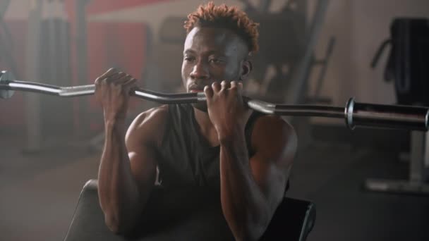 Movimiento Lento Hombre Afroamericano Haciendo Ascensores Bar Centro Deportivo Atleta — Vídeos de Stock