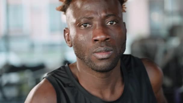 跑运动员慢镜头前照 非洲裔美国人运动员在体育馆的跑步机上锻炼 以提高耐力 — 图库视频影像