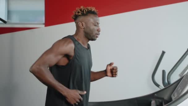Siyah Bir Koşucunun Yavaş Çekim Tarafı Sporcu Spor Salonunda Koşu — Stok video