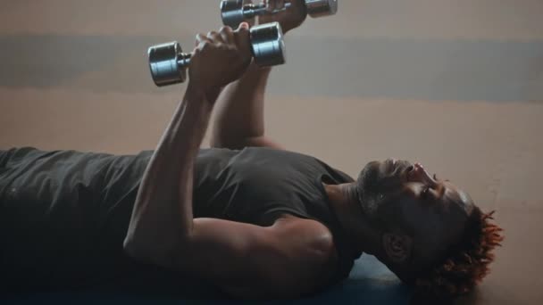 Bovenaanzicht Van Een Zwarte Atletische Man Doet Verticale Halters Lift — Stockvideo