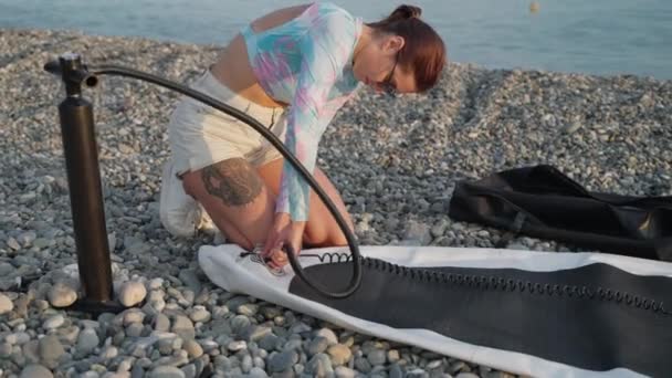 Mladá Žena Jde Paddleboard Připravuje Sup Board Nafukuje Pomocí Pumpy — Stock video