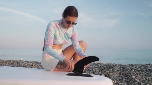 Jovem Está Preparar Para Surf Menina Que Fixa Uma Barbatana — Vídeo de Stock