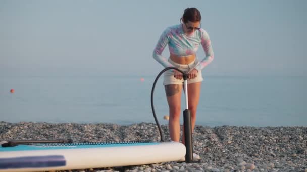Slow Motion Shot Sporty Girl Using Pump Inflate Paddleboard Sup — Stock Video