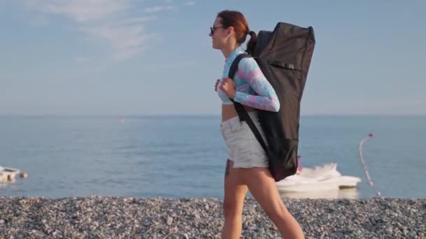 Strzał Zwolnionym Tempie Szczęśliwej Młodej Kobiety Dużym Plecakiem Deski Surfingowe — Wideo stockowe