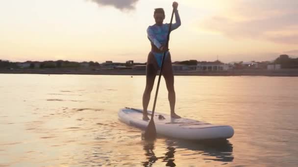 Spowolniony Ruch Dziewczyny Surfującej Pobliżu Wybrzeża Zachodzie Słońca Standup Paddleboarding — Wideo stockowe