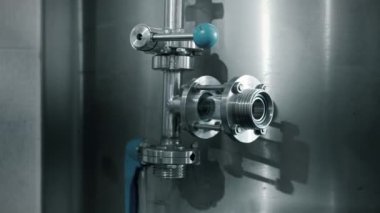 Musluk ve boru eklemli paslanmaz çelik işleme tankı. Yiyecek ve içecek tesisinde ekipman.