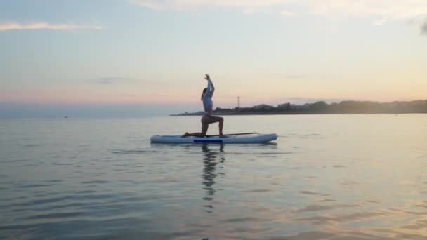 Młoda Kobieta Uprawiająca Jogę Nadmuchiwanej Desce Dziewczyna Ćwicząca Pływającej Łódce — Wideo stockowe