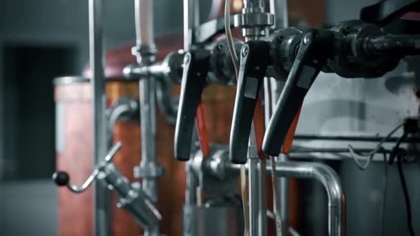 Yiyecek Içecek Fabrikasında Üretim Hattı Kapalı Musluklu Borular — Stok video