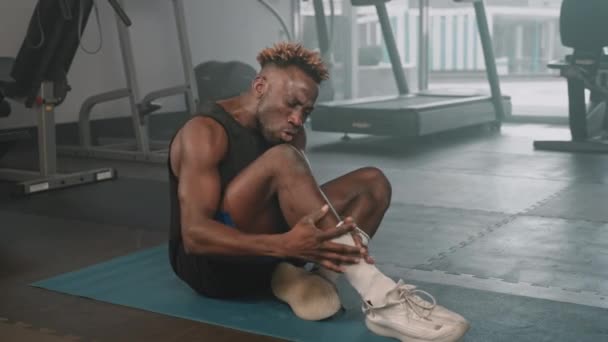 Foot Cramp Sport Workout Black Athlete Rubbing His Leg Sitting — Stock Video