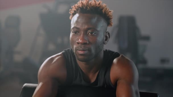 Konsantre Siyah Sporcu Spor Salonunda Dambıllarıyla Antrenman Yapıyor Antreman Sırasında — Stok video