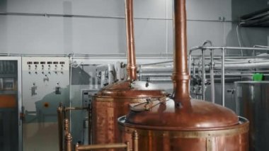 Bira imalatı için ekipmanlı modern atölye, bira yapımında geleneksel püre tuns, bira ve bira üretimi, geleneksel bira endüstrisi
