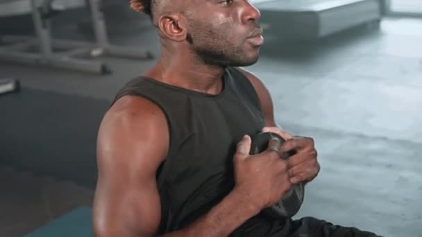 Entraînement Puissance Intense Dans Salle Gym Jeune Homme Noir Soulève — Video