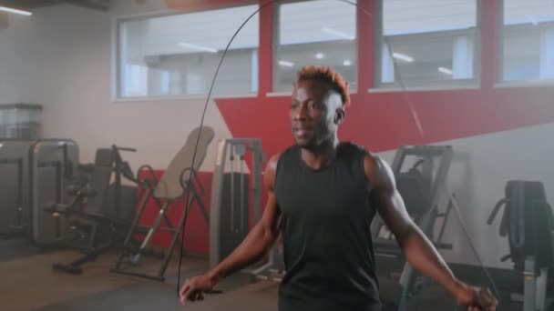 Hombre Negro Deportivo Está Saltando Cuerda Centro Fitness Calentamiento Del — Vídeo de stock