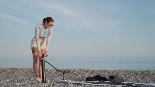 Młoda Sportowa Kobieta Pompuje Deskę Sup Plaży Morskiej Letni Dzień — Wideo stockowe