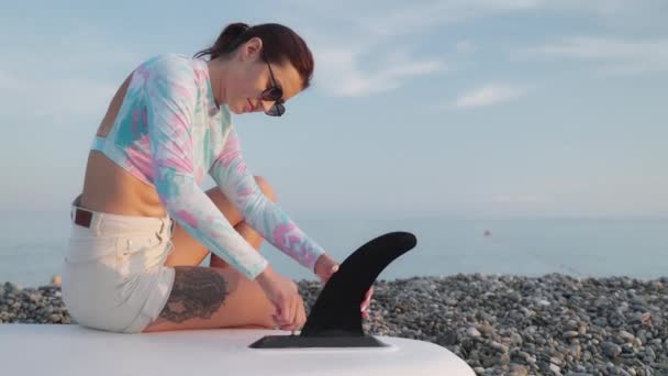 Mulher Instalando Barbatana Sup Bordo Praia Preparando Equipamentos Para Sup — Vídeo de Stock