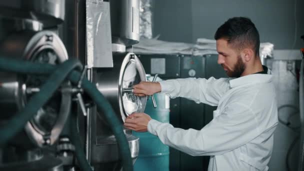 Дегустаційне Пиво Сучасній Пивоварні Технолог Наливає Пиво Циліндрично Конічного Резервуара — стокове відео