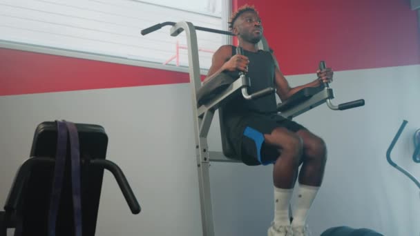 Siyah Sporcu Spor Salonunda Tek Başına Antrenman Yapıyor Bacaklarını Kaldırıyor — Stok video