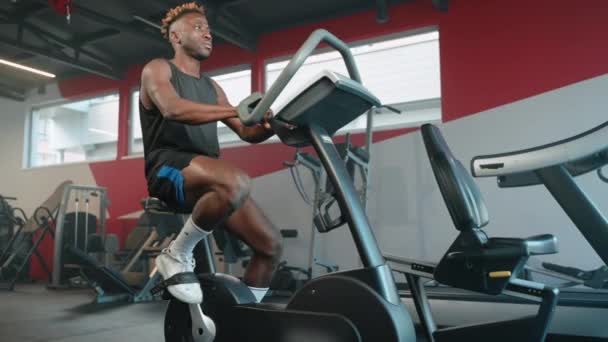 Sport Aktywny Zdrowy Tryb Życia Czarny Mężczyzna Trenuje Rowerze Treningowym — Wideo stockowe