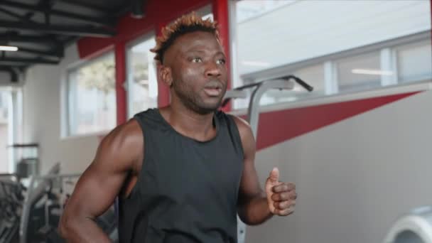 Young Athletic Black Man Running Treadmill Modern Fitness Gym Medium — Stock Video
