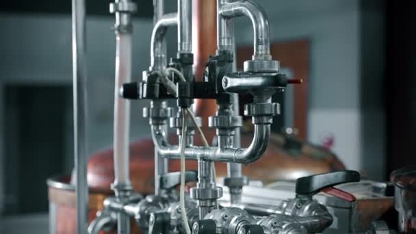 Geleneksel Bira Fabrikası Bira Üretimi Atölyede Bakır Karışımı Tüpler Endüstriyel — Stok video