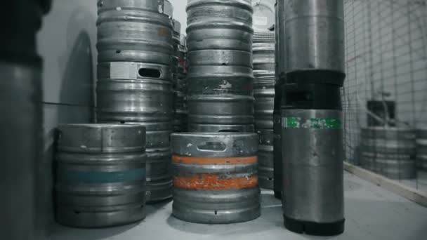 Pequeño Almacén Cervecería Artesanal Barriles Acero Inoxidable Con Cerveza Alcohólica — Vídeo de stock