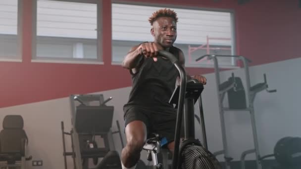 Exhausto Hombre Negro Está Entrenando Bicicleta Estática Gimnasio Pedales Giratorios — Vídeo de stock