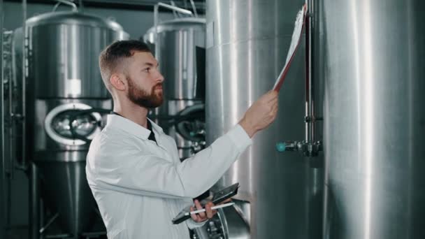 Profesionální Pivovar Technologik Prohlíží Data Válcových Nádobách Pro Fermentaci Moderní — Stock video