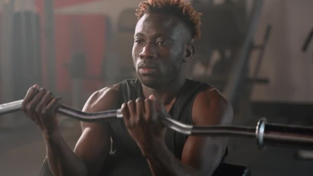 Gespierde Zwarte Man Het Trainen Sportschool Het Heffen Van Lange — Stockvideo