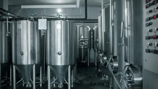 Майстерня Сучасної Пивоварні Циліндрично Конічний Ферментер Бродіння Пива Промислове Виробництво — стокове відео