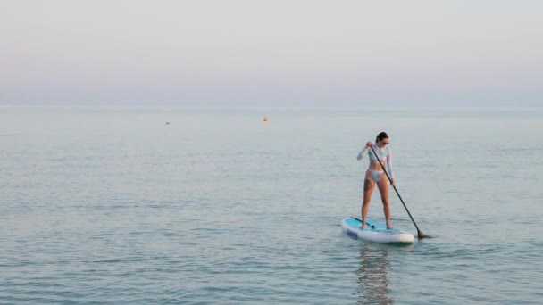 Sup Surf Sup Touring Mar Hermosa Mujer Joven Está Pie — Vídeo de stock