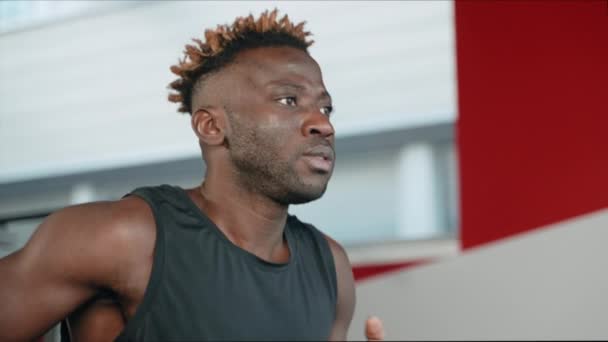 Afrikalı Amerikalı Adam Koşu Bandında Koşuyor Yavaş Çekim Spor Fiziksel — Stok video