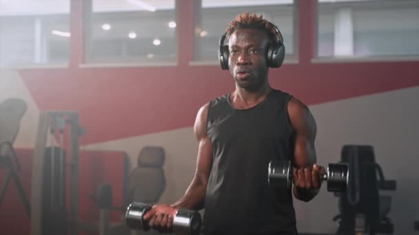 Atletische Afrikaans Amerikaanse Man Traint Met Halters Sportschool Powerlifting Bodybuilding — Stockvideo