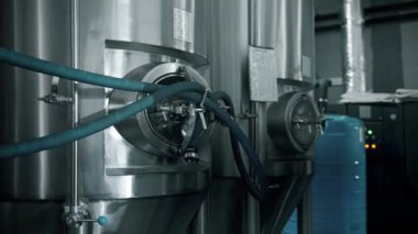 Yiyecek ve içecek üretim fabrikasında üç büyük paslanmaz çelik işleme tankı. Üretim tesisleri