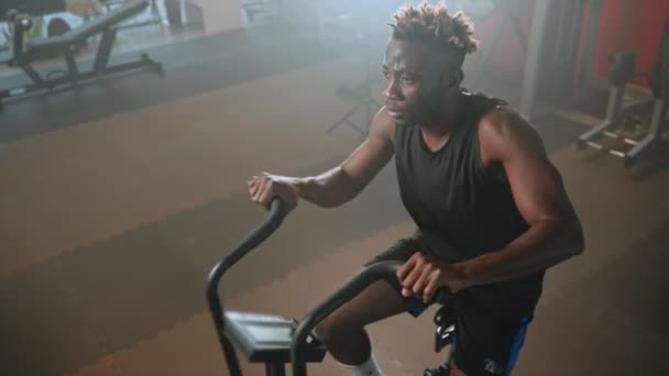 Siyah Kaslı Sporcunun Hava Bisikleti Üzerinde Egzersiz Yaparken Yavaş Çekim — Stok video