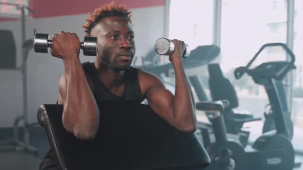 Geconcentreerde Zwarte Atleet Die Sport Doet Sportschool Man Aan Het — Stockvideo