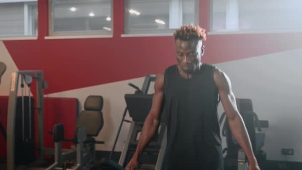 一个黑人在体育馆训练的慢镜头 跳绳提高耐力 — 图库视频影像