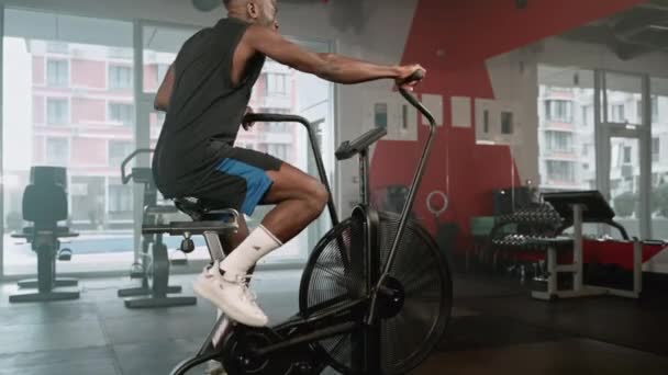 Αργή Κίνηση Ενός Αθλητικού Αφροαμερικανού Που Προπονείται Ποδήλατα Αθλητής Ποδηλασία — Αρχείο Βίντεο