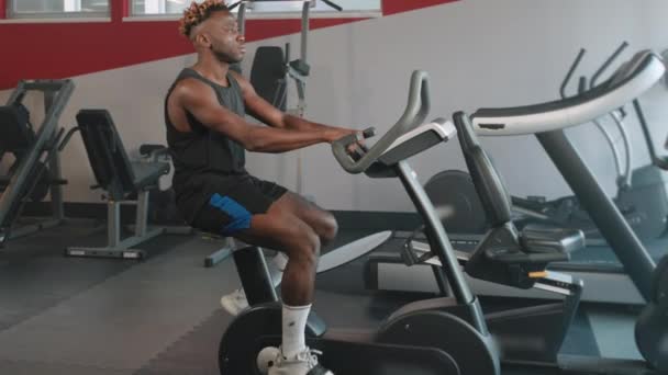 Επικεντρωμένος Μαύρος Αθλητής Που Γυμνάζεται Στο Γυμναστήριο Αργός Καρδιολογική Εκπαίδευση — Αρχείο Βίντεο