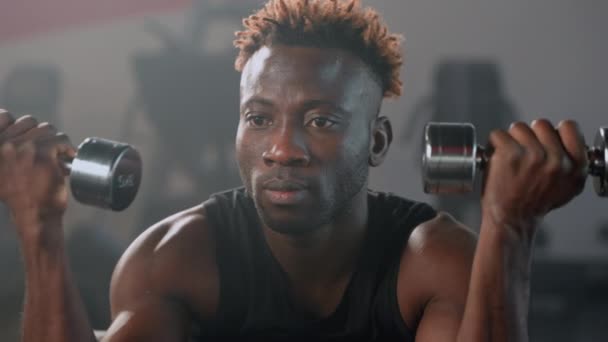 Filmagem Câmera Lenta Atleta Negro Musculoso Fazendo Elevadores Halteres Ginásio — Vídeo de Stock