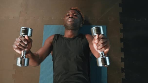 Spierachtige Afro Amerikaanse Man Training Met Halters Liggend Mat Trainen — Stockvideo