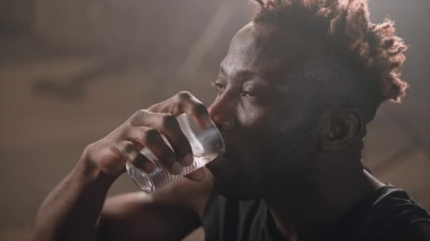 Zbliżenie Czarnego Mężczyzny Pijącego Wodę Spragnionego Zmęczonego Treningu Przerwa Podczas — Wideo stockowe